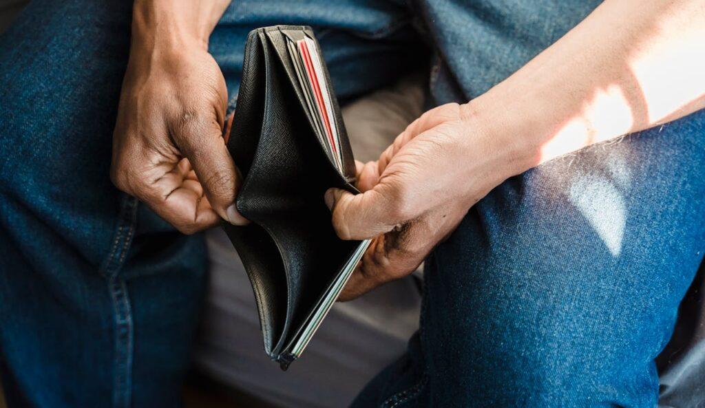 Inadimplência atinge 73,7 milhões de consumidores em fevereiro