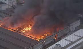 Incêndio de grandes proporções atinge distribuidora de tintas em Diadema