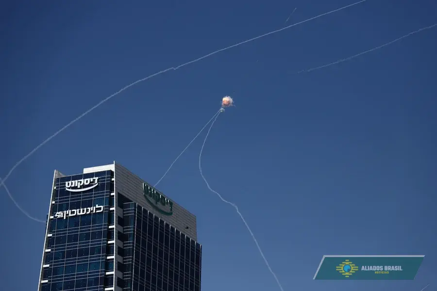 Irã ataca Israel pela primeira vez após ascensão do filho de Khamenei