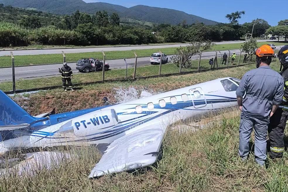 Jato sai da pista e colide contra barranco ao pousar em aeroporto no interior de SP