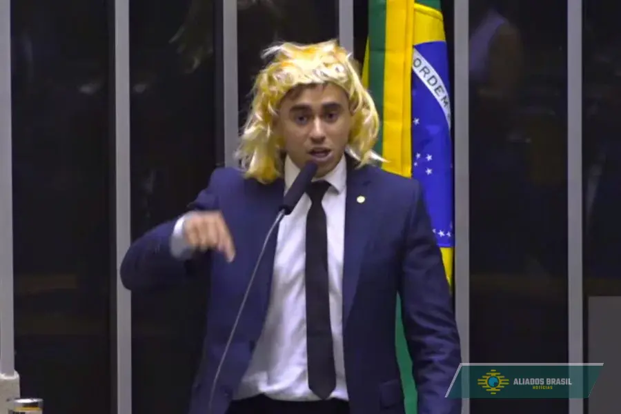 Justiça anula condenação de Nikolas por discurso com peruca na Câmara