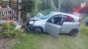 VÍDEO: Médico atropela oito pessoas, joga carro contra casa do irmão e tenta matá-lo com pedaço de pau