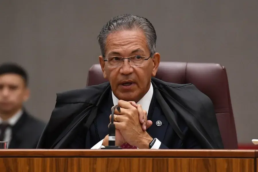 Ministro do STJ dá mata-leão para conter homem em surto durante voo