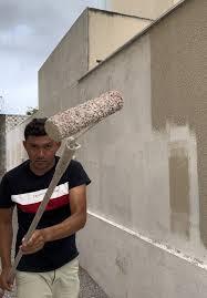 Misturar areia peneirada com tinta: a combinação que cria uma textura rústica na parede de casa