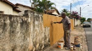 Misturar cal hidratada com corante mineral: A solução barata que está mudando muros antigos em bairros residenciais