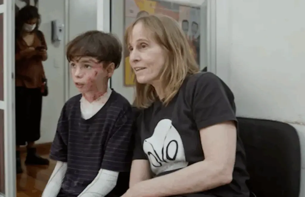 Neto de Deborah Colker morre aos 14 anos com doença rara