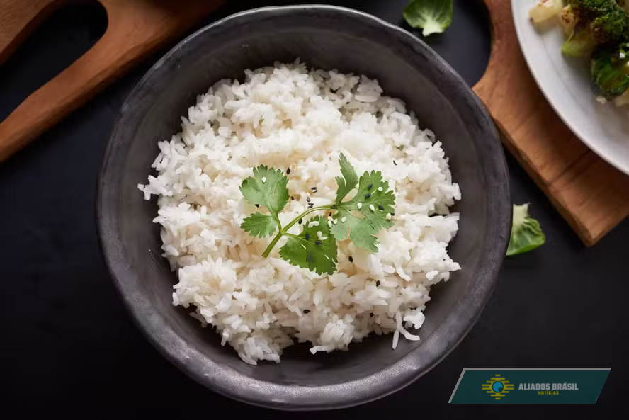 O método asiático para obter arroz branco soltinho usando apenas uma panela e o dedo; conheça