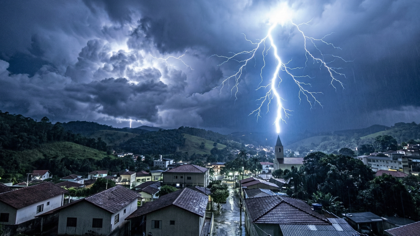 O que acontece segundos antes de um raio cair durante uma tempestade
