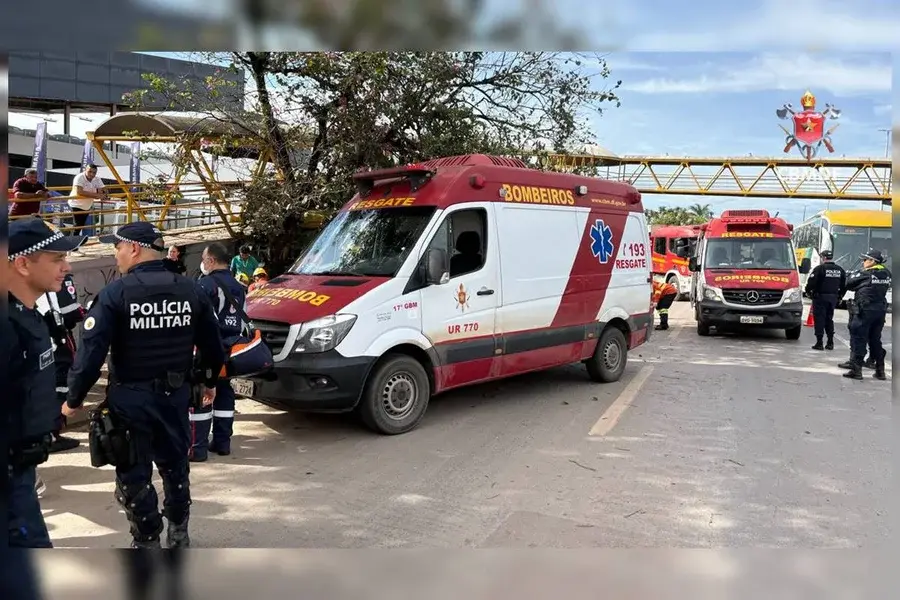 Ônibus escolar bate em passarela no DF e deixa múltiplas vítimas. Veja vídeo