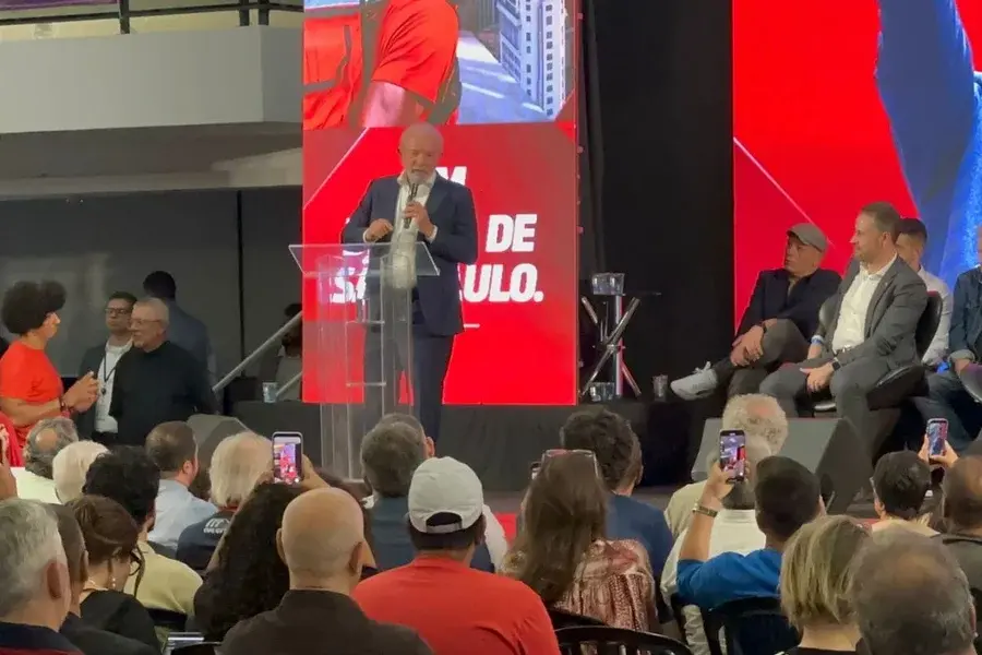 “Ovo da serpente do Bolsonaro”, diz Lula sobre caso do Banco Master