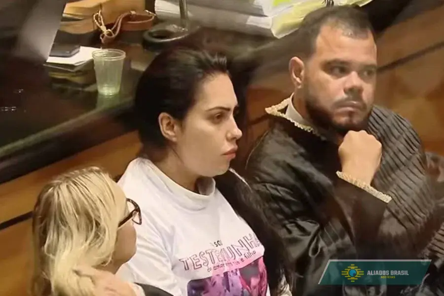 Ré pela morte do próprio filho, Monique Medeiros usou camisa com foto de Henry no julgamento
