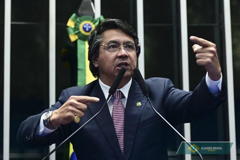 Senador é pego dirigindo sem placa, com giroflex ligado e CNH vencida e tenta intimidar policiais em SP