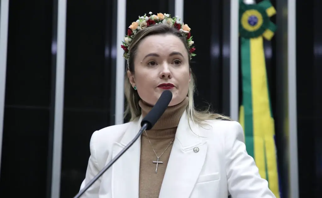 Servidor petista que atacou Júlia Zanatta é indiciado pela polícia