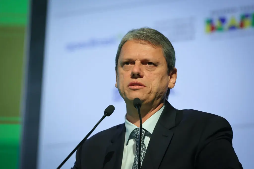 Tarcísio diz estar “acostumado a ouvir as bobagens” ditas por Lula