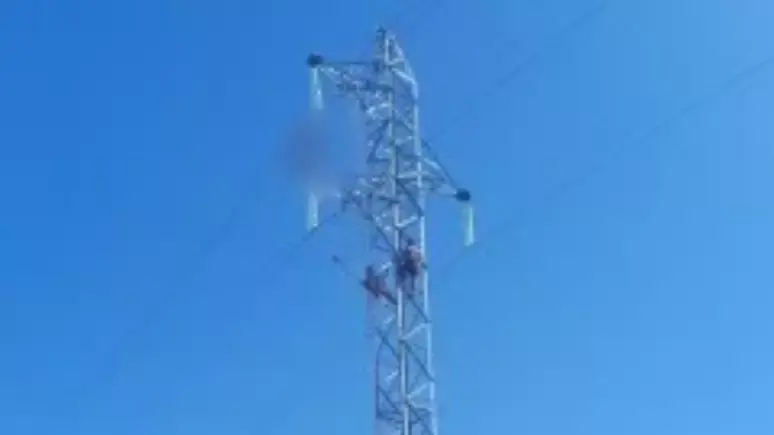 Técnico morre após descarga elétrica e corpo fica preso em torre de alta tensão em MG  