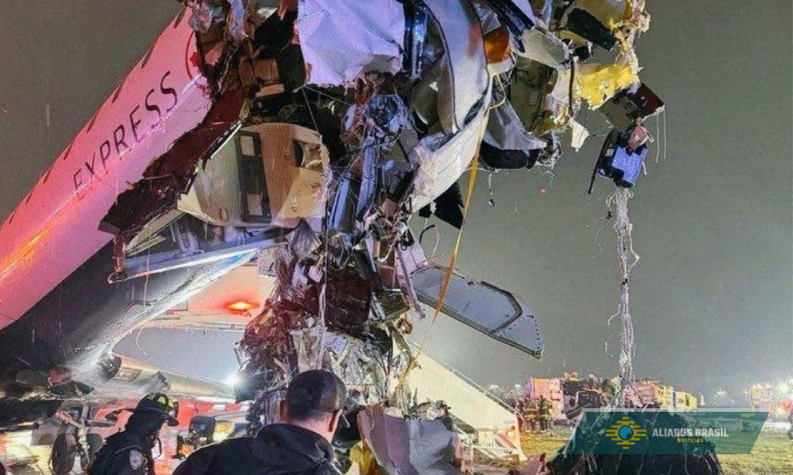 Veja momento exato em que o avião da Air Canada atinge o caminhão em Nova York