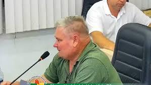 Vereador em SC defende morte de cães soltos e diz que alguém tem que fazer um 'servicinho' durante sessão; VÍDEO