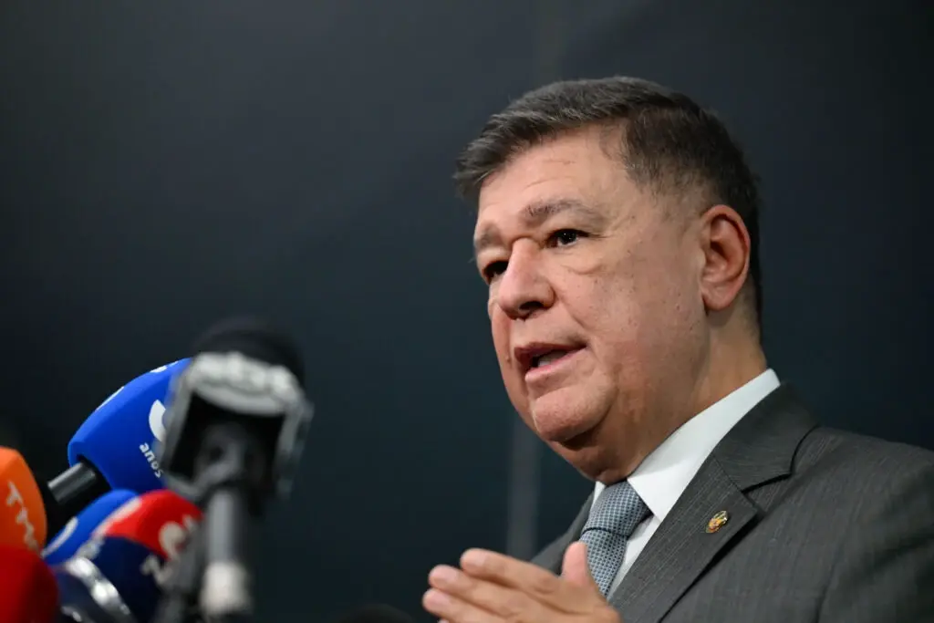 Viana diz ser alvo de perseguição política por parte do PT