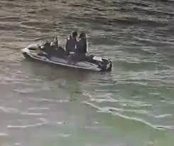 VÍDEO: Casal em jetski é atingido por barco enquanto estavam distraídos