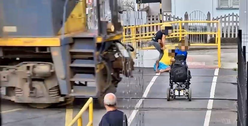 Vídeo mostra momento exato em que pedestres salvam cadeirante de ser atropelado por trem