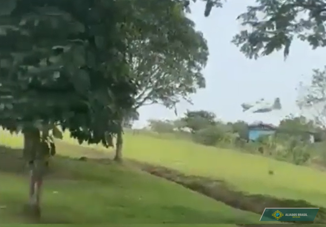 Vídeo mostra o momento em que avião militar perde altitude antes de cair na Colômbia