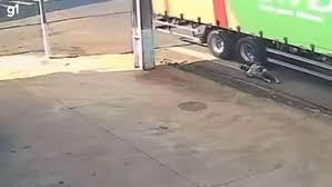 VÍDEO: Motociclista é arrastada por caminhão e se salva após rolar no asfalto, no PR: 'Estou aqui para contar o causo'