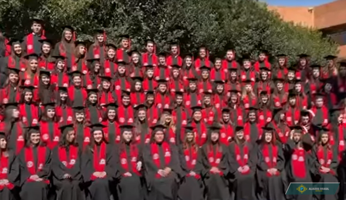 VÍDEO: Plataforma desaba durante foto de formatura; 23 estudantes precisaram de atendimento médico