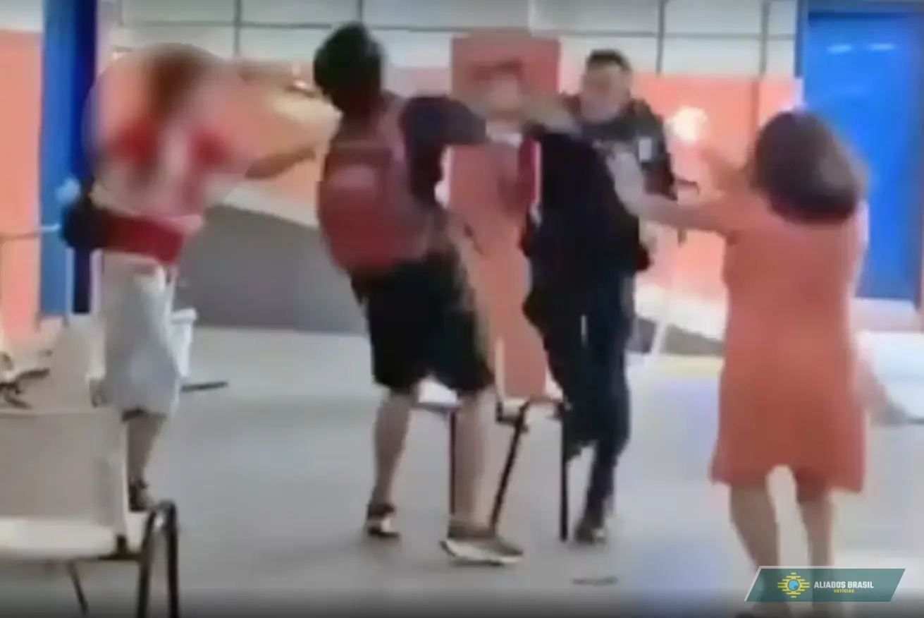 Vídeo: Policial militar agride estudantes em escola do Rio