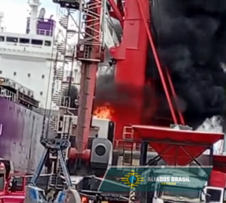 AGORA: Incêndio de grandes proporções atinge guindaste em porto no RS durante operação com navio