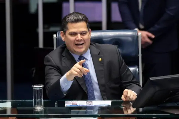 Alcolumbre acerta com a oposição enterrar CPI do Master por dosimetria