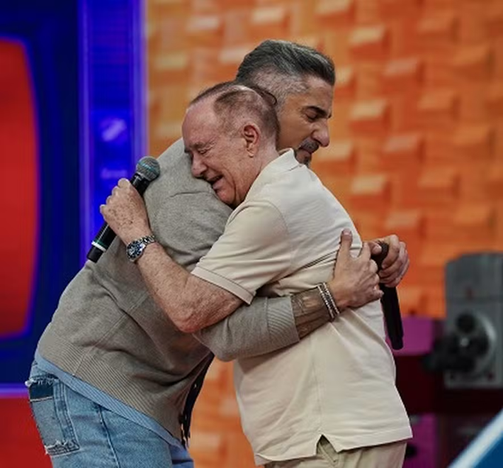 Aos 91 anos, Renato Aragão se emociona e cai no choro durante homenagem na TV