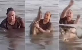 Banhista segura 'pedaço de tronco' em lagoa e descobre, aterrorizada, ser um jacaré