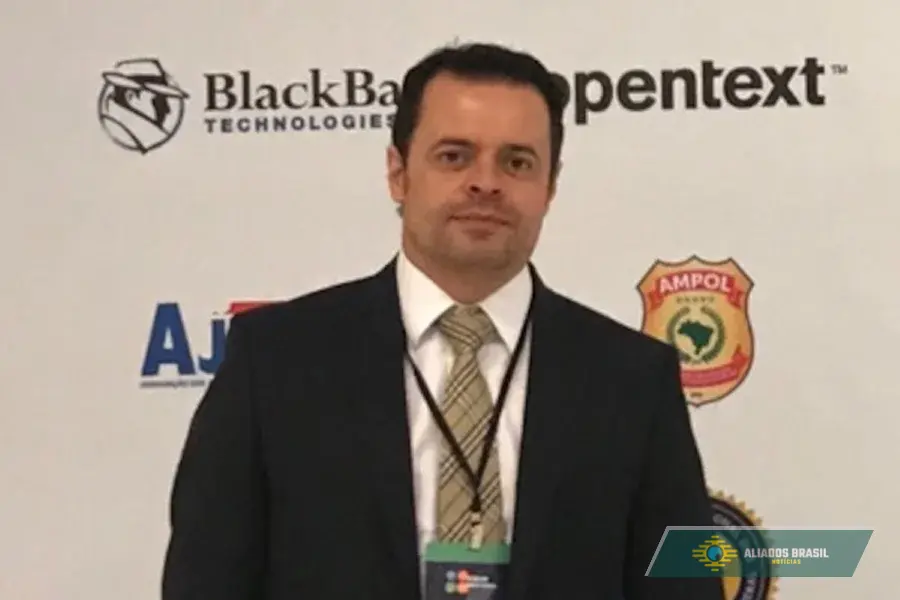 BOMBA: Irmã de delegado da PF ligado ao caso Ramagem aparece em investigação sobre o PCC