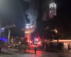 Bombeiros combatem incêndio no Edifício Touring, no Centro do Rio