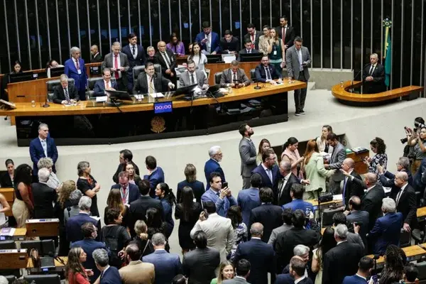 Câmara derruba veto de Lula à dosimetria e beneficia Bolsonaro.