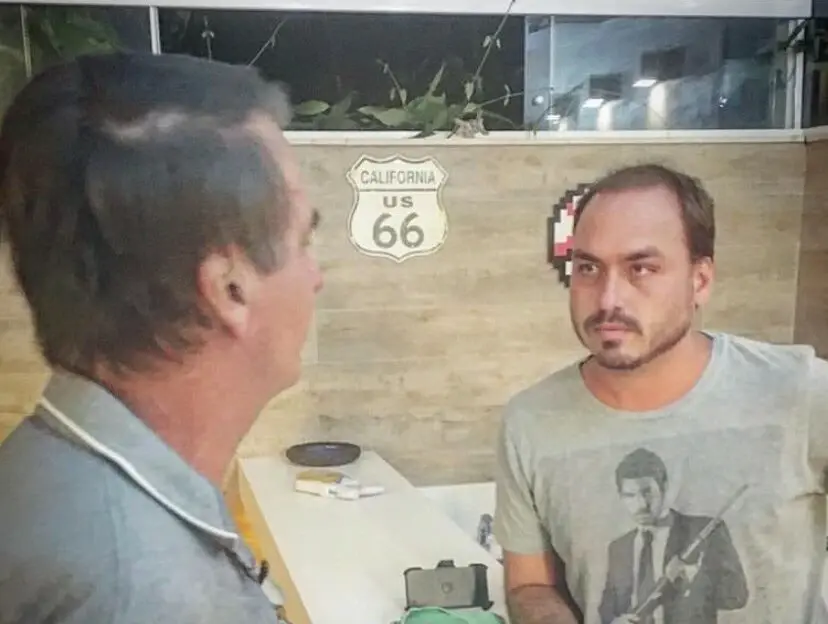 Carlos relata primeira visita a Bolsonaro em prisão domiciliar
