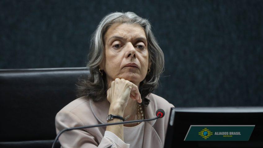 Cármen Lúcia anuncia saída antecipada da presidência do TSE