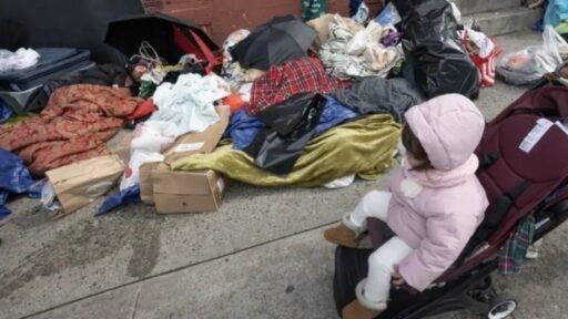 Casal em situação de rua causa revolta com cena de s3xo explícito e ameaças