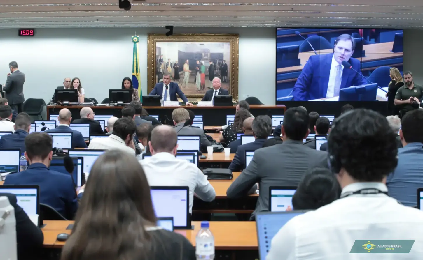 CCJ da Câmara aprova PECs que acabam com escala 6×1