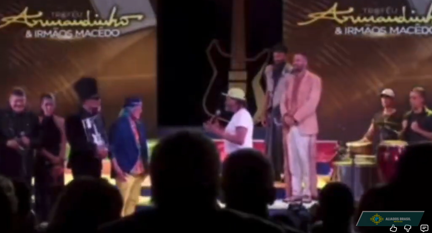 Clima tenso: Durante premiação, Daniela Mercury insinua agressão contra mulheres; Edson Gomes se revolta e exige provas. Veja vídeo