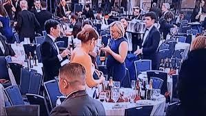 Convidada é flagrada levando garrafas de bebida após disparos em jantar com Trump