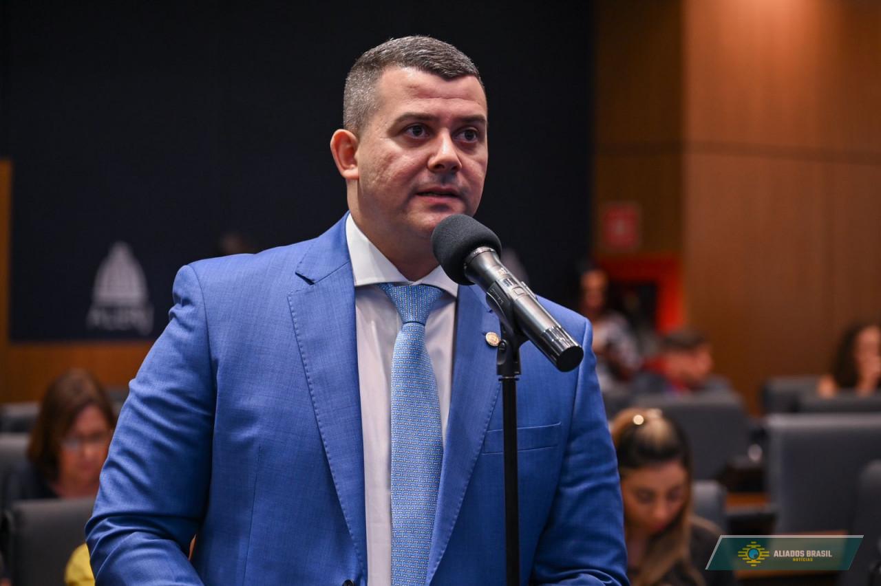 Deputado Alan Lopes recebe Medalha Pedro Ernesto em solenidade na Câmara do Rio