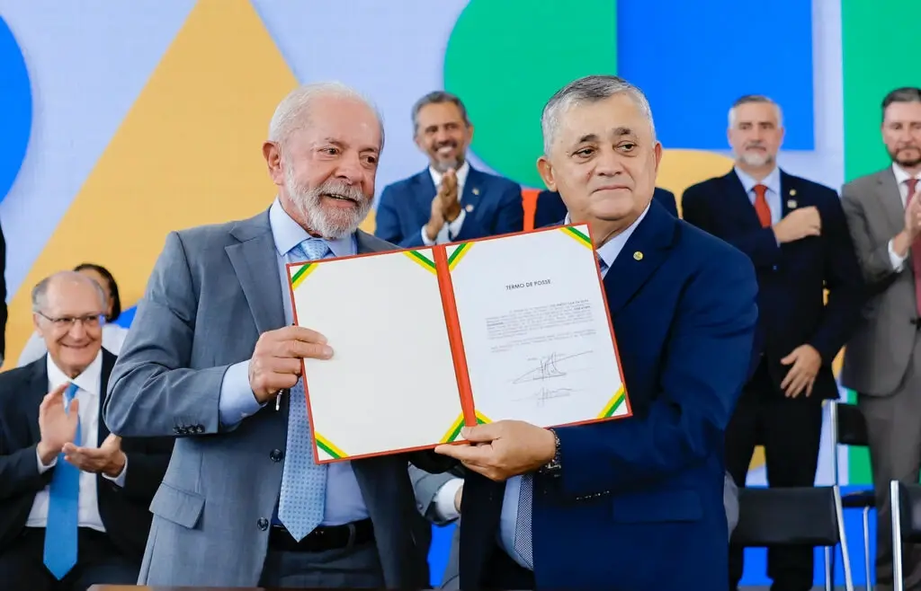 Guimarães, do caso “dólares na cueca”, assume ministério no governo Lula