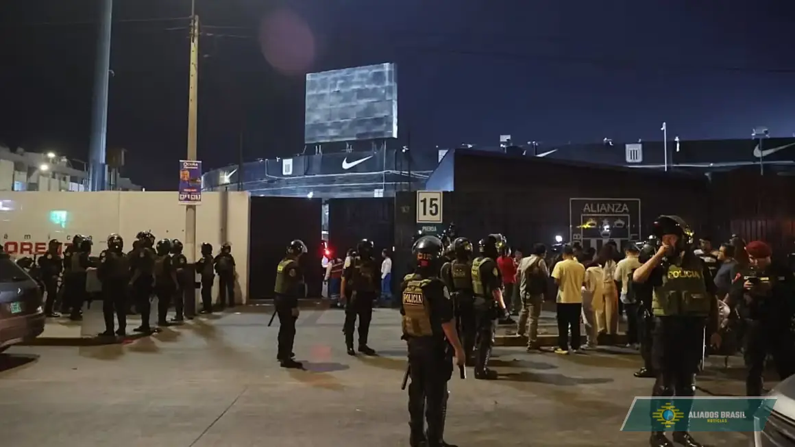Desabamento de estrutura em estádio no Peru deixa um morto e 60 feridos