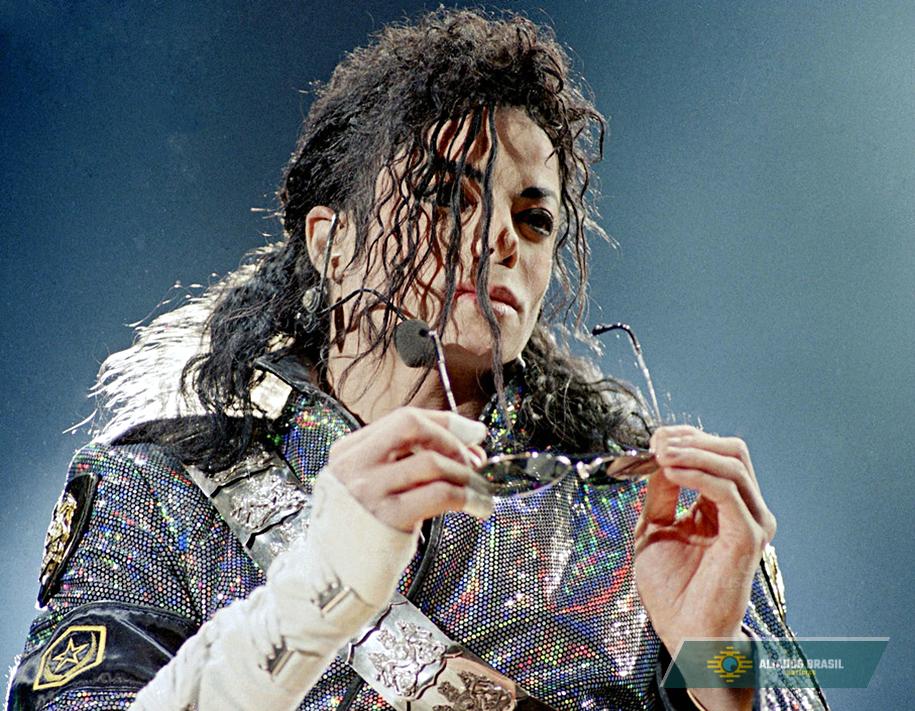 Detetives revelam em documentário como exame íntimo ligou Michael Jackson a denúncia de 1993