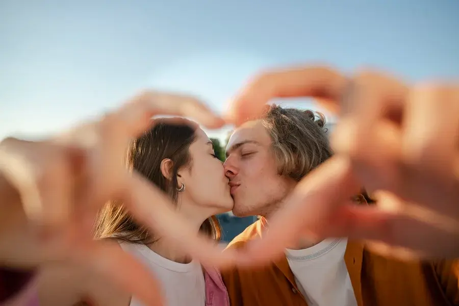 Dia do Beijo: 50% dizem que beijo tem a mesma intimidade que s3xo