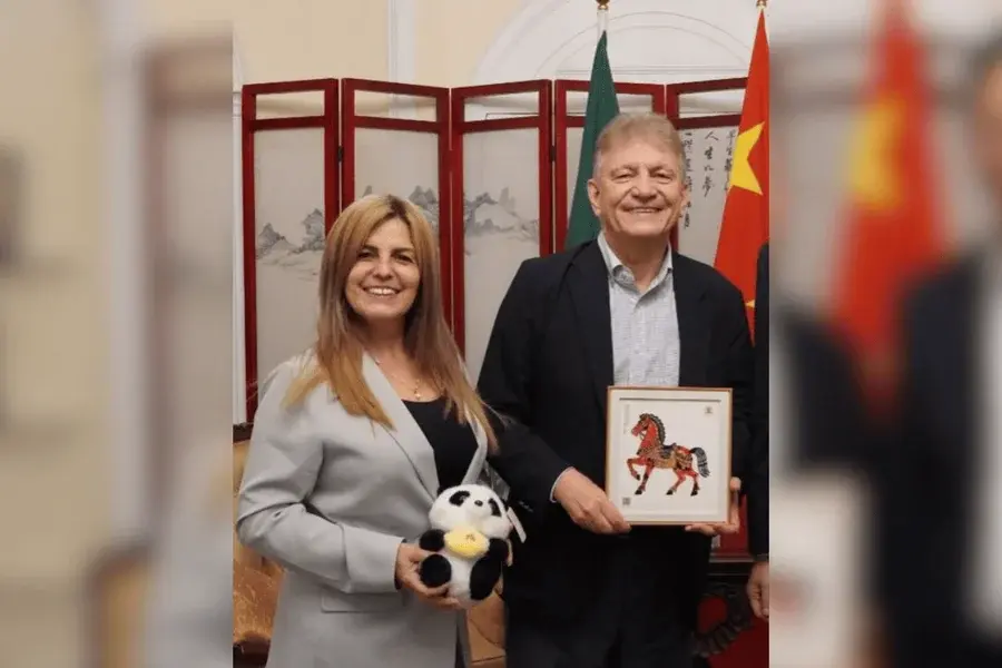 Embaixador e esposa são assaltados ao esperar carro de aplicativo