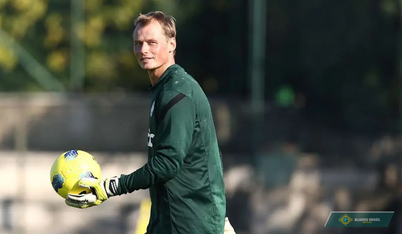 Ex-goleiro do Arsenal, Alex Manninger morre aos 48 anos após ter carro atingido por trem na Áustria