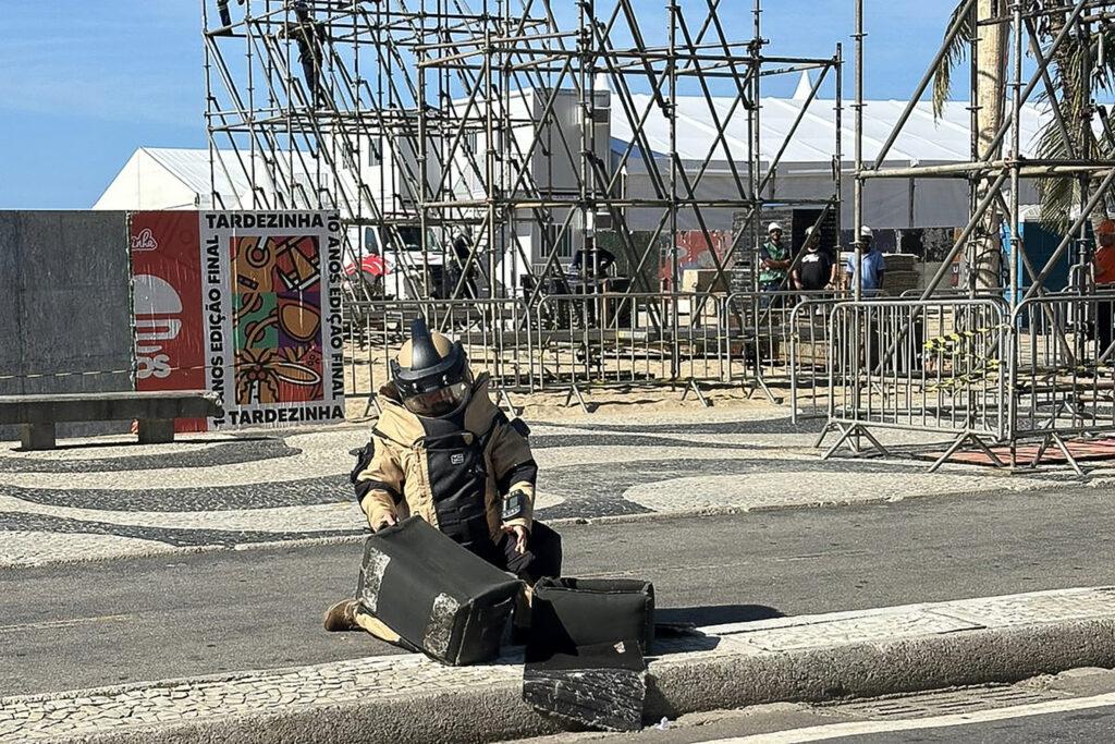 Explosivo é encontrado na Praia de Copacabana; veja o vídeo