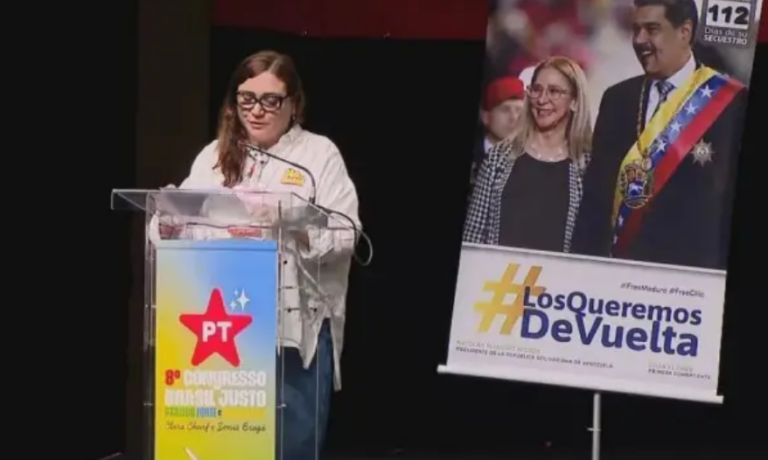 Flávio Bolsonaro critica banner do PT que pede volta de Maduro à Venezuela